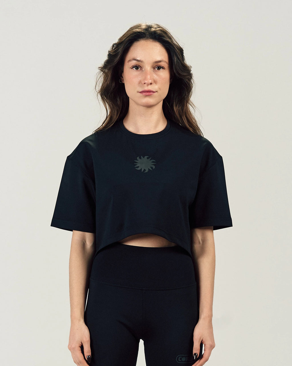 BLACK CORE CROP TEE