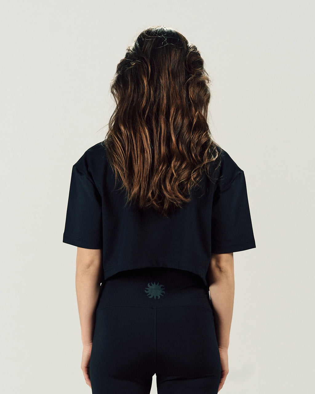 BLACK CORE CROP TEE
