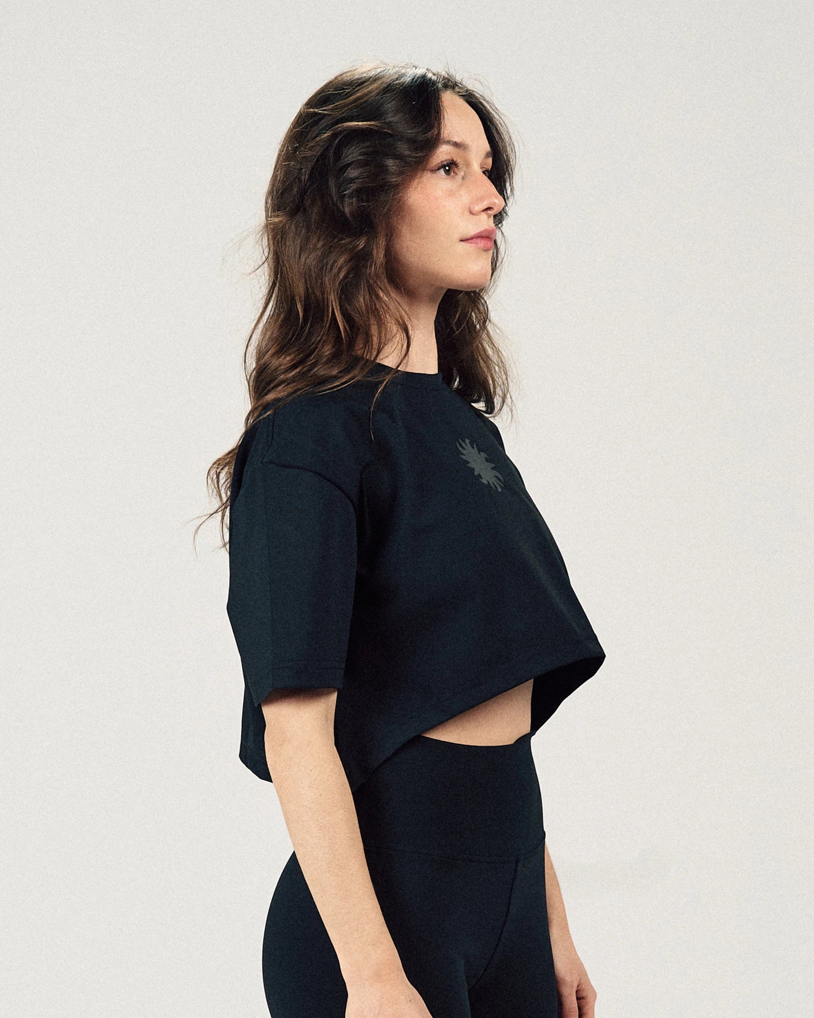 BLACK CORE CROP TEE