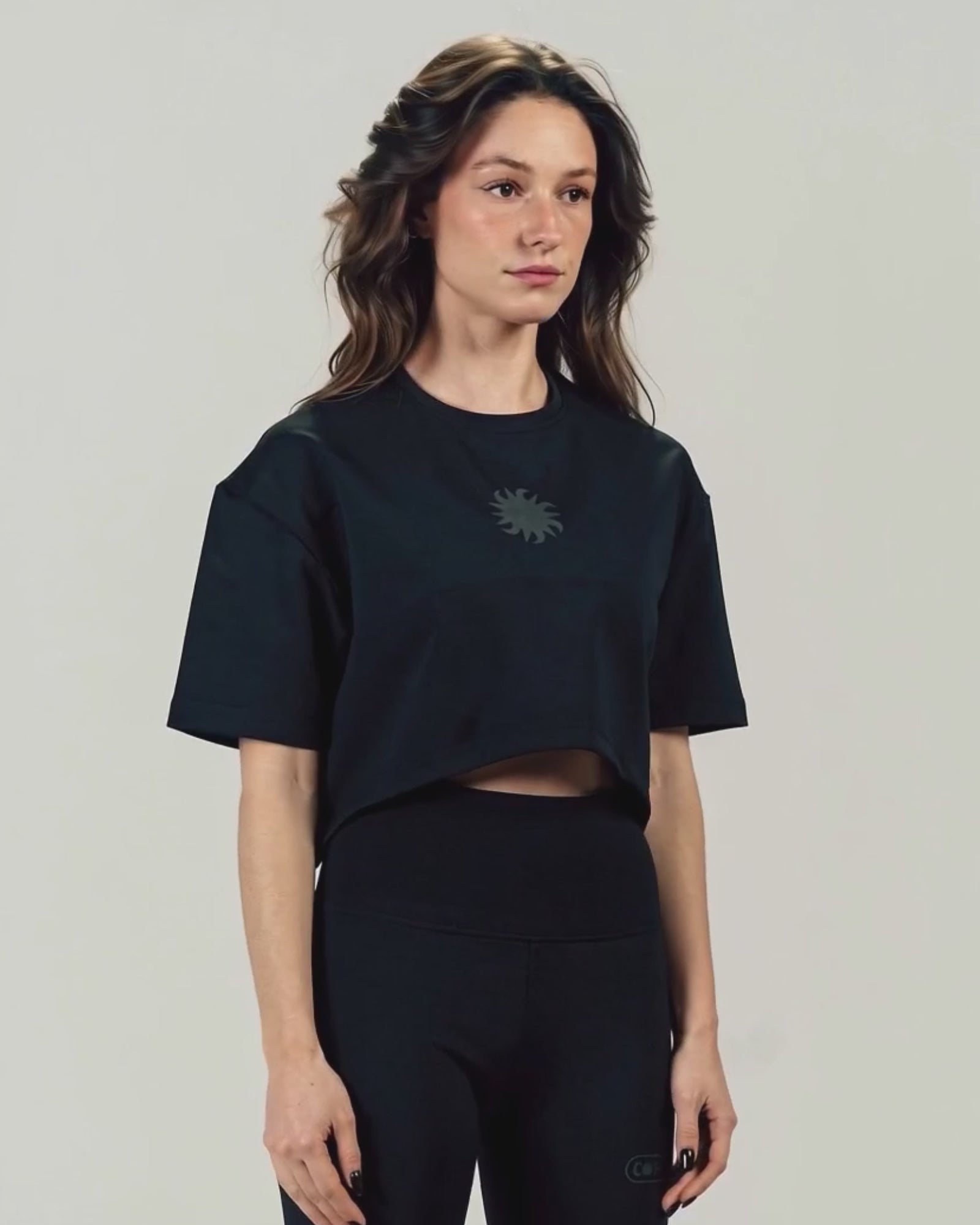 BLACK CORE CROP TEE